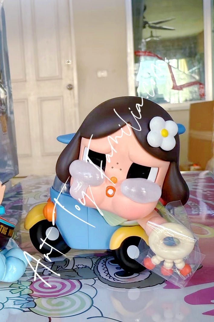 crybaby-tuk-tuk-figurine-POP Mart Crybaby